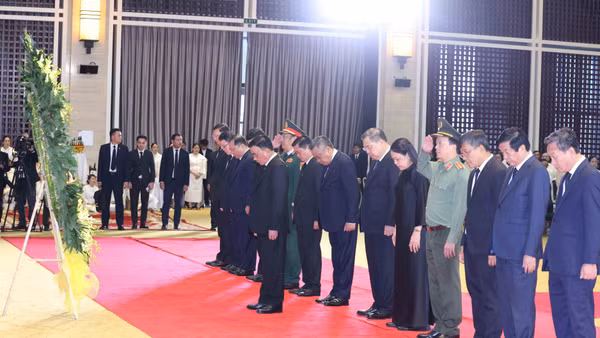 Thường trực Ban Bí thư Trần Cẩm Tú dẫn đầu Đoàn lãnh đạo cấp cao Đảng, Nhà nước Việt Nam viếng đồng chí Saysomphone Phomvihane, Ủy viên Bộ Chính trị, Chủ tịch Quốc hội Lào. (Ảnh: TTXVN)