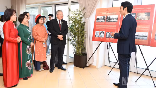 Đại sứ Nguyễn Mạnh Thắng cùng các đại biểu nghe thuyết minh về trưng bày chuyên đề “Hồ Chí Minh - Biểu tượng của tinh hoa, khí phách dân tộc Việt Nam”, tổ chức tại Đại sứ quán Việt Nam tại Cộng hòa Bồ Đào Nha. (Ảnh: KHẢI HOÀN)