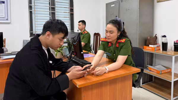 Công an xã An Khánh, thành phố Hà Nội hướng dẫn người dân tích hợp tài khoản an sinh xã hội trên VNeID.