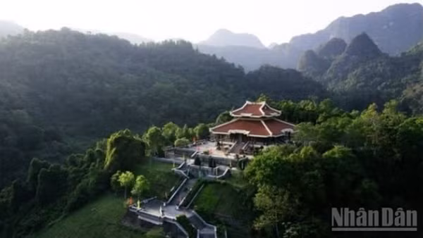 Đền thờ Chủ tịch Hồ Chí Minh linh thiêng, "ngự" trên đỉnh một ngọn đồi cao. (Ảnh: SƠN TÙNG)