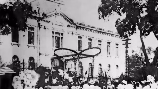 Quần chúng cách mạng và tự vệ chiếm Phủ Khâm sai (Bắc Bộ phủ), ngày 19/8/1945. Cách mạng Tháng Tám thành công tại Hà Nội. (Ảnh: Tư liệu TTXVN)