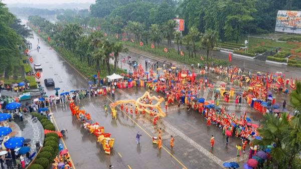Diễn xướng lân sư rồng tại sân trung tâm hành lễ thuộc Khu di tích lịch sử Đền Hùng.