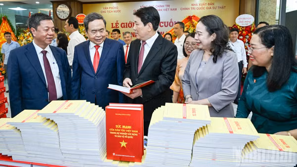 Chủ tịch Quốc hội Trần Thanh Mẫn, nguyên Chủ tịch nước Lương Cường và các đại biểu tham quan khu trưng bày sách. (Ảnh: DUY LINH)