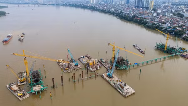 Cầu Trần Hưng Đạo đang được tập trung đẩy nhanh tiến độ. (Ảnh: MỸ HÀ)