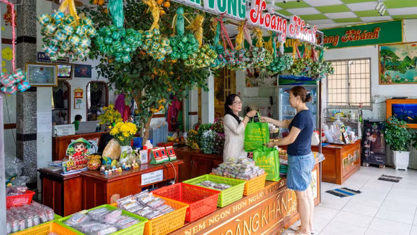 Du khách mua nem và các sản phẩm tại cơ sở nem Hoàng Khánh, xã Lai Vung. (Ảnh: MỸ HÀ)