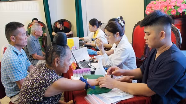Đơn vị thu mẫu xác thực thông tin lên cơ sở dữ liệu ADN quốc gia cho thân nhân liệt sĩ tại Sơn La.