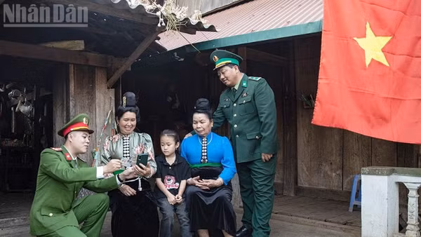 Công an xã biên giới Chiềng Khương phối hợp lực lượng Biên phòng hỗ trợ người dân cài đặt và sử dụng VNeID mức độ 2.