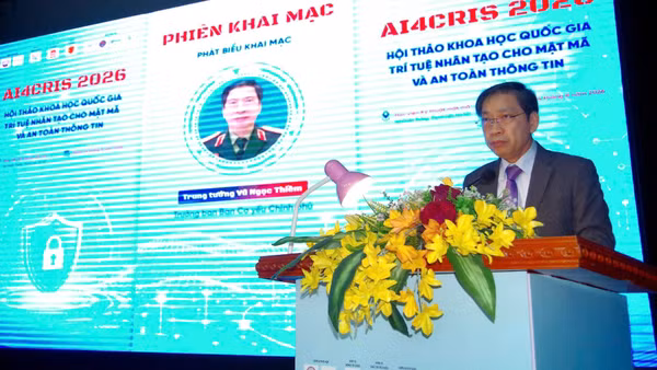 Trung tướng Vũ Ngọc Thiềm, Trưởng ban Cơ yếu Chính phủ phát biểu khai mạc hội thảo. (Ảnh: TRÀ MY)
