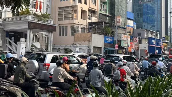 Ùn tắc vào giờ cao điểm tại tuyến đường Nguyễn Thị Minh Khai-Trương Định sáng 17/9. (Ảnh: QUÝ HIỀN)