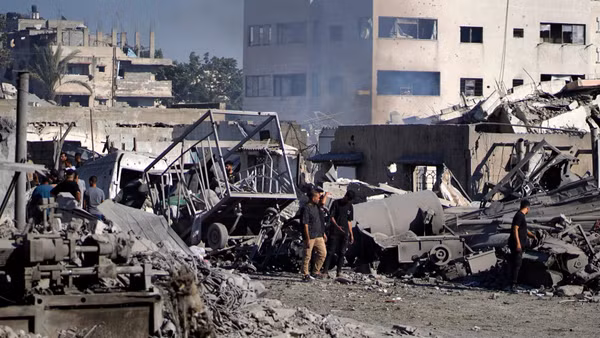 Thiệt hại sau các cuộc không kích của Israel xuống Dải Gaza. (Ảnh: THX/TTXVN phát)