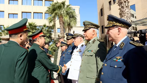 Đại tướng Nguyễn Trọng Nghĩa bắt tay các tướng lĩnh Quân đội quốc gia nhân dân Algeria. (Ảnh: Mạnh Hùng/Pv TTXVN tại Algeria)