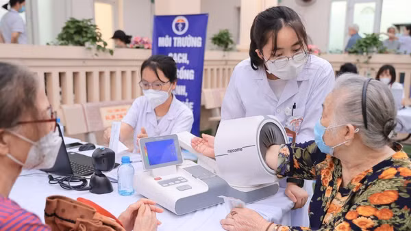 Khu vực đo huyết áp cho bệnh nhân tại chương trình khám sức khỏe định kỳ trên địa bàn phường Việt Hưng, thành phố Hà Nội. (Ảnh: TTXVN)