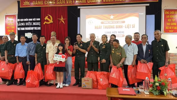 Trao tặng quà cho các cựu chiến binh tại Làng Hữu nghị Việt Nam.