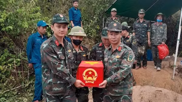 Các lực lượng chức năng đưa hài cốt liệt sĩ quy tập được tại thôn Phong Hậu, xã Tuy An Bắc theo thông tin từ bà Bùi Thị Kim Chuyên về nơi thờ cúng, bảo quản. (Ảnh: QUỐC KHÁNH)