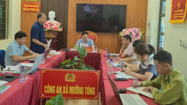 Đoàn công tác Quỹ Bảo vệ và phát triển rừng tỉnh Điện Biên làm việc với đại diện xã Mường Tùng về việc thực hiện chi trả dịch vụ môi trường rừng trên địa bàn. (Ảnh: BÍCH HẠNH)