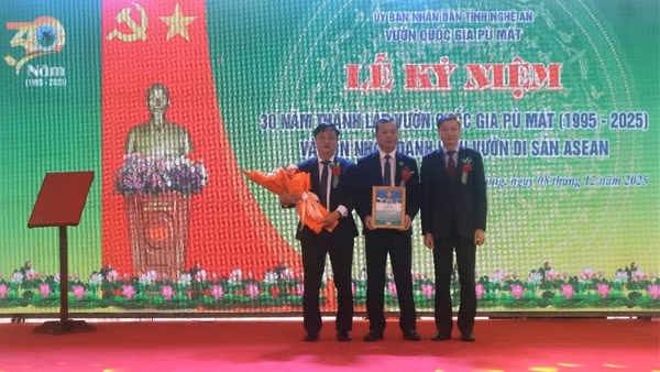 Lãnh đạo Vườn quốc gia Pù Mát đón nhận danh hiệu Vườn di sản ASEAN.