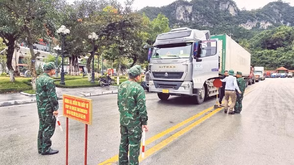 Các lực lượng chức năng kiểm tra phương tiện qua cửa khẩu quốc tế Hữu Nghị (Lạng Sơn).