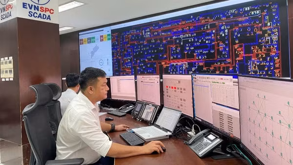 Theo dõi vận hành hệ thống lưới điện tại Trung tâm Điều hành SCADA. (Ảnh: EVNSPC)