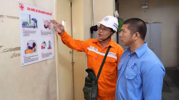 Nhân viên ngành điện Thành phố Hồ Chí Minh hướng dẫn người dân sử dụng điện an toàn, hiệu quả. (Ảnh: EVNHCMC)