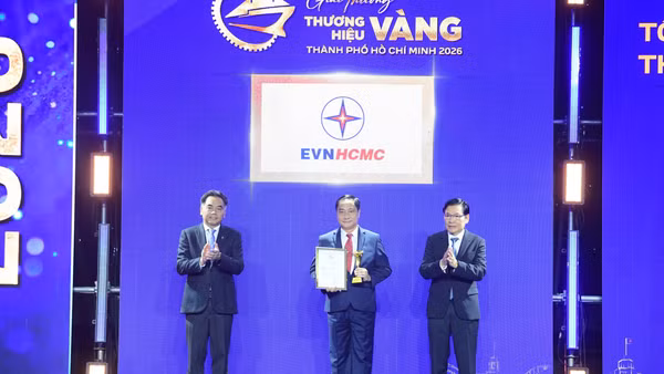 Phó Tổng Giám đốc EVNHCMC Nguyễn Thanh Nhã, đại diện EVNHCMC đón nhận giải thưởng Thương hiệu Vàng Thành phố Hồ Chí Minh. (Ảnh: Ban tổ chức)