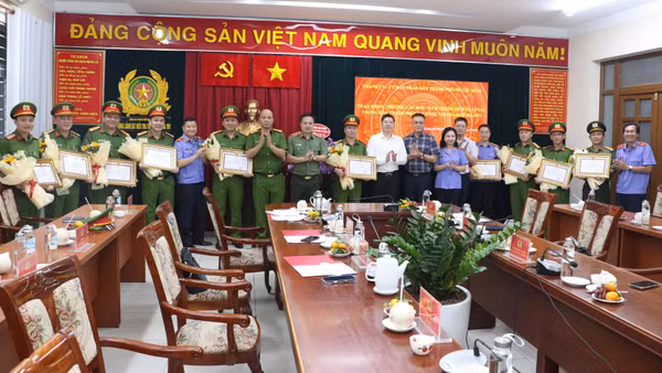 Lãnh đạo Thành phố Hồ Chí Minh, Ban Giám đốc Công an thành phố khen thưởng các đơn vị có thành tích xuất sắc trong phá án ma túy. (Ảnh: Công an cung cấp)