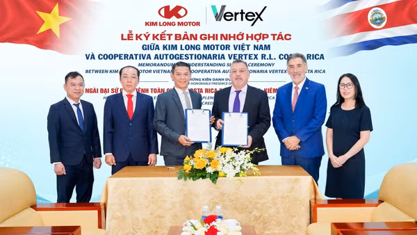 Đại diện 2 bên doanh nghiệp thực hiện nghi thức ký kết MOU. (Ảnh: KL)