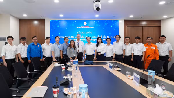 Lãnh đạo EVNHCMC, cán bộ giảng dạy và các học viên dự khai mạc. (Ảnh: EVNHCMC)