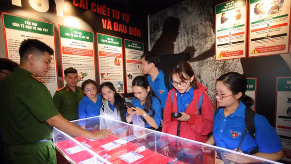 Công an Thành phố giới thiệu các mẫu vật mô phỏng ma túy và tác hại của nó. (Ảnh: QUANG QUÝ)