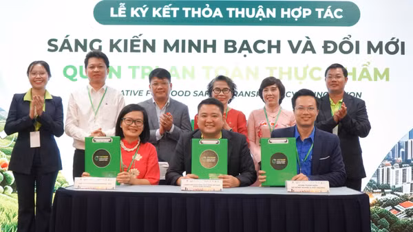 Đại diện các đơn vị ký kết hợp tác trong phát triển, phân phối thực phẩm. (Ảnh: DUYÊN BÙI)