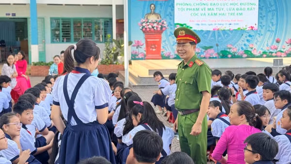 Công an xã Tân Nhựt trong một chương trình tuyên truyền về tác hại của ma túy đến các học sinh trên địa bàn xã. (Ảnh: CTV)