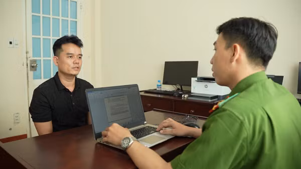 Đối tượng Nguyễn Minh Đắc tại cơ quan chức năng. (Ảnh: Công an cung cấp)
