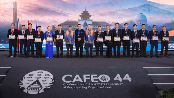 Lãnh đạo ngành điện Thành phố Hồ Chí Minh và các tân kỹ sư ASEAN tại Hội nghị CAFEO lần thứ 44. (Ảnh: EVNHCMC)