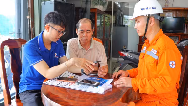 Công nhân ngành điện miền nam hướng dẫn các thủ tục về điện cho người dân. (Ảnh: EVNSPC)