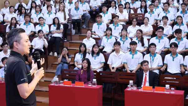 Các đại biểu dự tọa đàm “AI dạy hiệu suất, ai dạy làm người?” do Báo Tiền Phong và Trường đại học Giao thông vận tải Thành phố Hồ Chí Minh phối hợp tổ chức. (Ảnh: UTH)