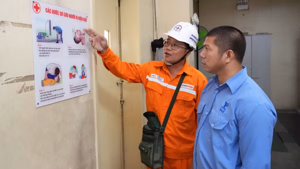 Công nhân ngành điện hướng dẫn cách sử dụng các thiết bị điện an toàn, sơ cứu nạn nhân khi gặp sự cố về điện. (Ảnh: EVNHCMC)