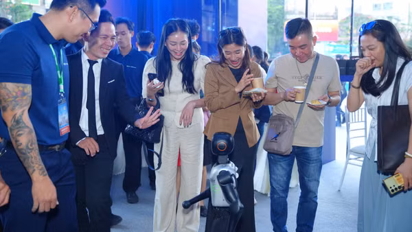 Người dân tương tác với robot hình người tại GRECO 2026. (Ảnh: CTV)