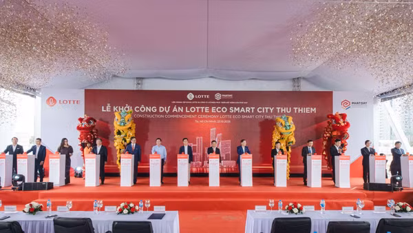 Lãnh đạo Thành phố Hồ Chí Minh và đại diện các doanh nghiệp nhấn nút khởi công dự án. (Ảnh: CTV)
