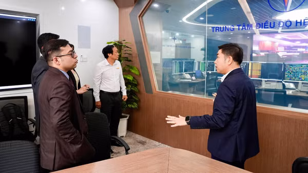 Ông Luân Quốc Hưng, Phó Tổng giám đốc EVNHCMC giới thiệu các công nghệ được áp dụng tại Trung tâm Điều độ HTĐ TPHCM với đoàn công tác của GEAPP. (Ảnh: EVNHCMC)