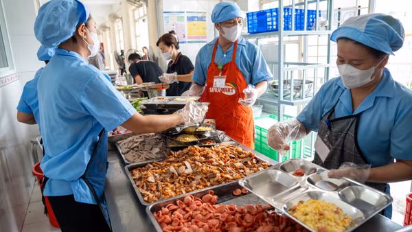 Bếp ăn theo mô hình "Bếp ăn tick xanh" tại Trường trung học Cơ sở Phong Phú, xã Bình Hưng, có nguyên liệu là sản phẩm tick xanh do Satramart Siêu thị Phạm Hùng cung cấp. (Ảnh: SATRA)