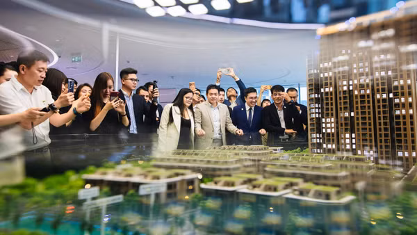 Các đại biểu xem triển lãm và trải nghiệm với chủ đề “Living in Motion by the South - Sống động một miền nam”. (Ảnh: MIK)