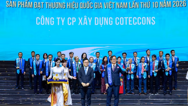 Đồng chí Lê Quốc Minh, Ủy viên Trung ương Đảng, Tổng Biên tập Báo Nhân Dân, Phó Trưởng Ban Tuyên giáo Trung ương, Chủ tịch Hội Nhà báo Việt Nam trao giải Thương hiệu quốc gia Việt Nam 2026 cho đại diện Coteccons. (Ảnh: CTV)