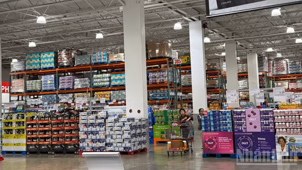 Người dân mua sắm tại Costco, Mỹ. 