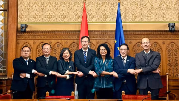 Đại sứ Bùi Lê Thái (ngoài cùng bên phải) và Đại sứ các nước ASEAN chụp ảnh kỷ niệm cùng ông Márton Hajdu, Chủ nhiệm Ủy ban Đối ngoại Quốc hội Hungary. (Ảnh: Đại sứ quán Việt Nam tại Hungary cung cấp)