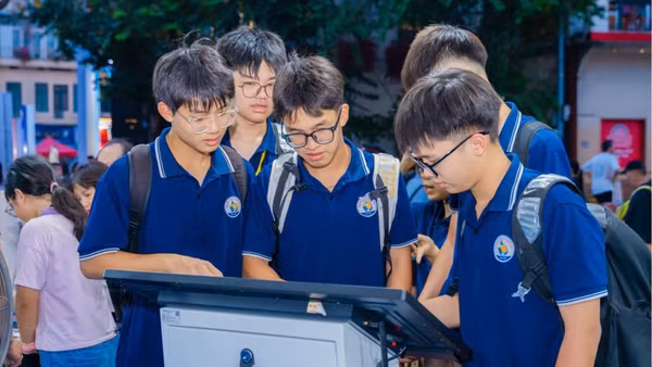 Bạn đọc trẻ tiếp cận công nghệ tại Hội Sách Hà Nội lần thứ 11. (Ảnh: BTC HỘI SÁCH)