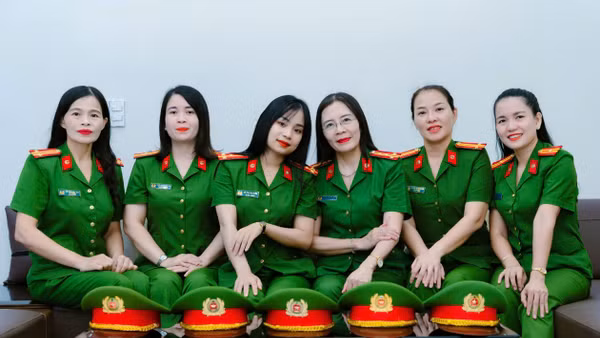 Đại tá Phan Thị Thu Hiền (thứ 3, từ phải qua) và các đồng nghiệp. (Ảnh: H.M)