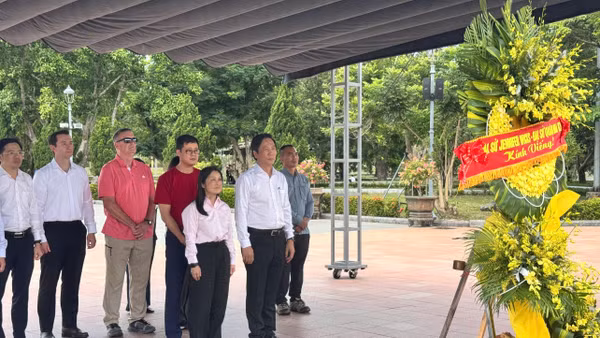 Đoàn công tác Đại sứ quán Hoa Kỳ tại Việt Nam và lãnh đạo tỉnh Quảng Trị tưởng niệm các Anh hùng liệt sĩ tại Di tích quốc gia đặc biệt Thành cổ Quảng Trị. (Ảnh: H.M)
