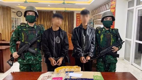 Hai đối tượng cùng tang vật bị bắt giữ. (Ảnh: Đoàn đặc nhiệm phòng, chống ma túy và tội phạm miền trung)