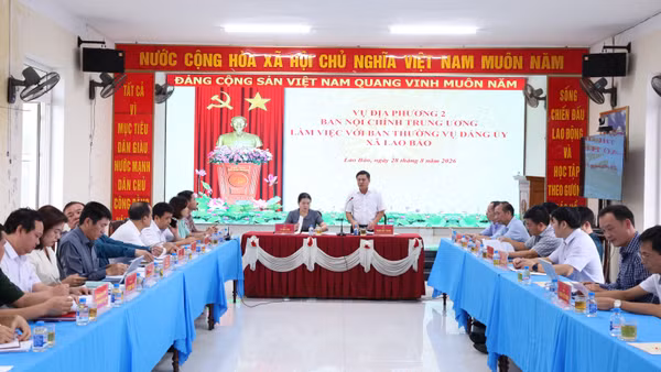 Vụ Địa phương II, Ban Nội chính Trung ương và Ban Nội chính Tỉnh ủy Quảng Trị làm việc với Ban Thường vụ Đảng ủy xã Lao Bảo. (Ảnh: H.M)