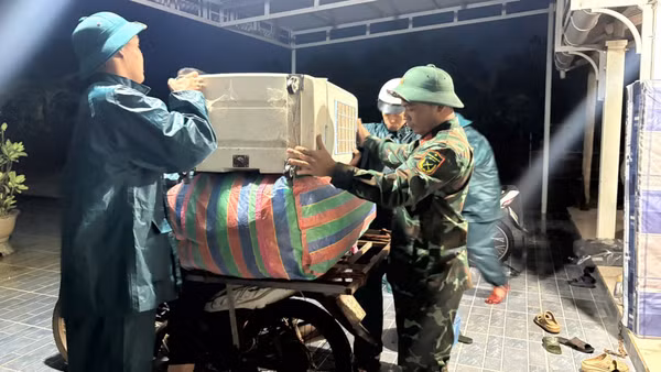 Lực lượng biên phòng hỗ trợ người dân di dời tài sản rạng sáng 13/9. (Ảnh: H.M)
