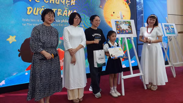 Tác giả nhí Phạm Doãn Tú Uyên (thứ 2 từ phải sang) tại lễ trao giải. (Ảnh: MINH THU)